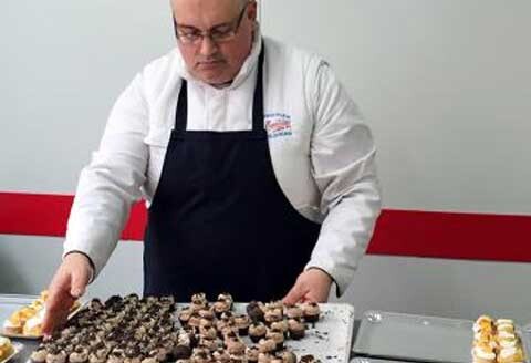 Brett sortiment av delikata bakverk och bröd bakas i sveba dahlen stickugn hos La Emilita