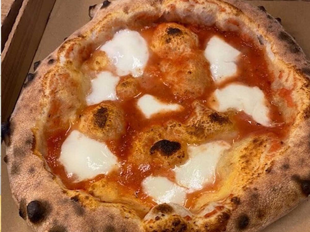 Sandby Stenugnsbageri erbjuder sina kunder napolitansk pizza bakad i elektrisk pizzaugn från Sveba Dahlen