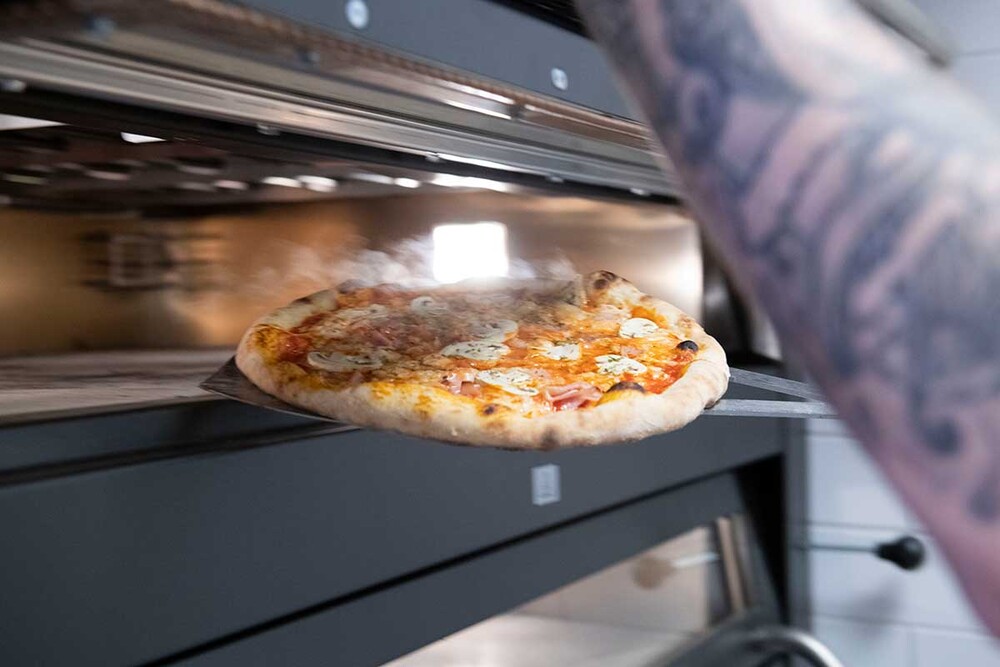 Stella Pizza bakar god och perfekt pizza i pizzaugn P-Serien Beyond Black Sveba Dahlen