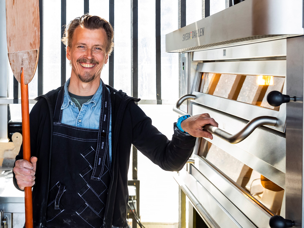 Paul Svensson gräddar pizzor i en pizzaugn från Sveba Dahlen i sin pop-up restaurang Bread and Wine vid Fotografiska, Stockholm