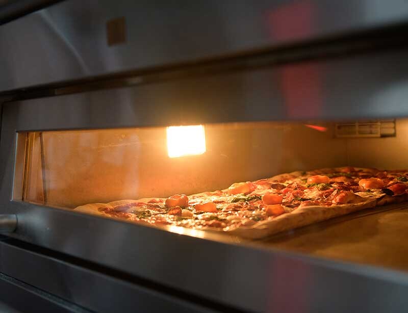 Pizza i pizzaugn med effektivt värmesystem P-Serien Sveba Dahlen